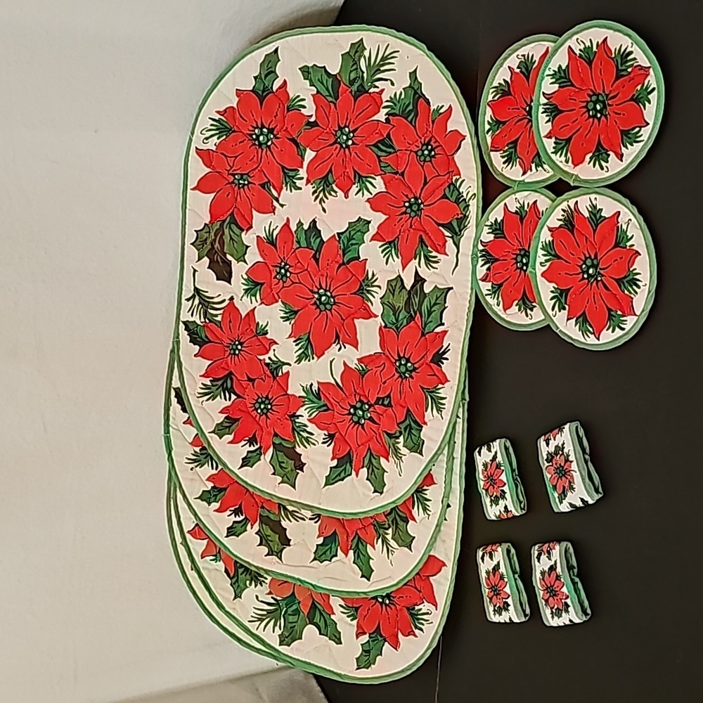 Quilted Poinsettia Placemat Set